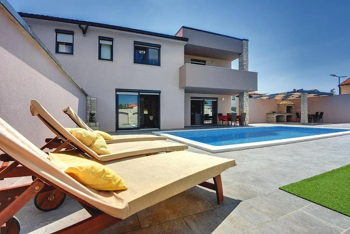 Villa Christine Valbandon 0*,