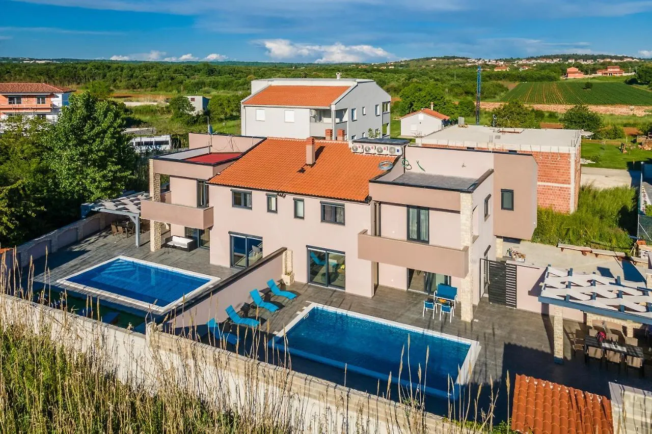 Villa Christine Valbandon 0*,