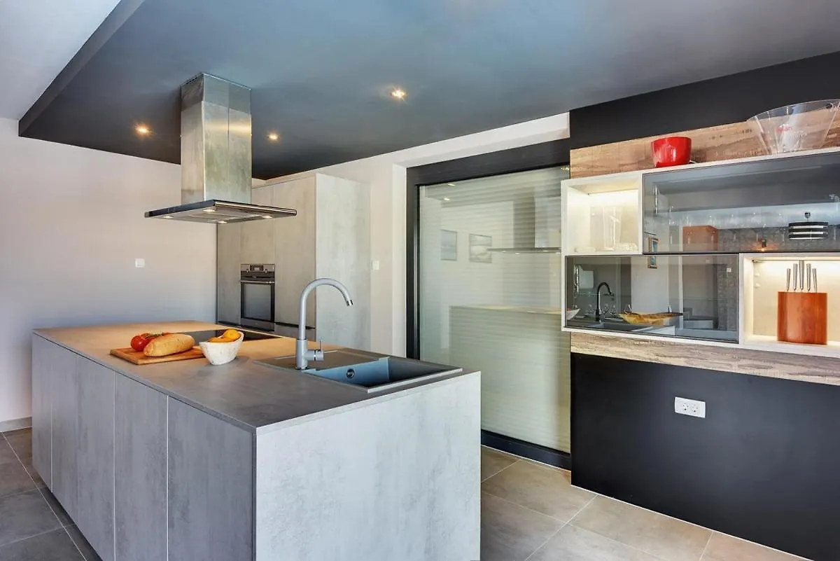 Villa Christine Valbandon 0*,